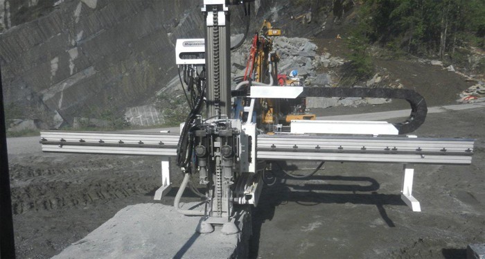 配裝于TBM隧道掘進機的YD30液壓鑿巖機(意大利)